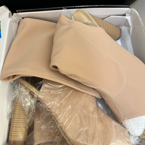 Torrid Elegant Nude Knee-High Women's Boots Peak Toe Size 11 women. NWT in Box. - Picture 8 of 12